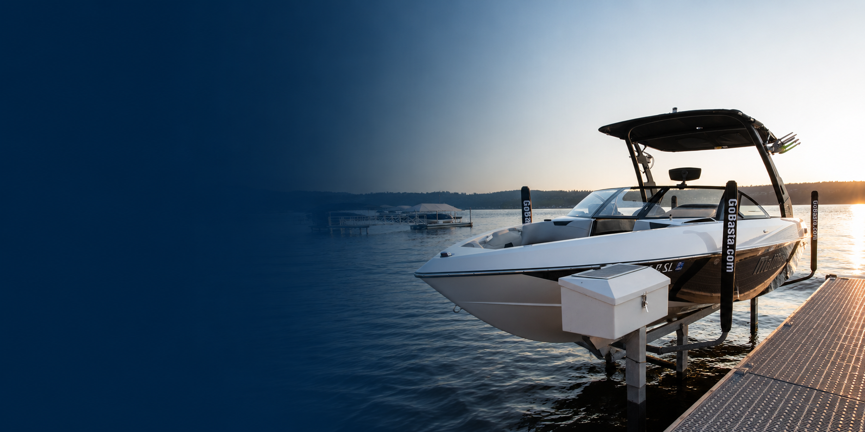 Basta Boatlifts båtlyft vid brygga
